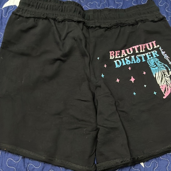 ☠️🖤Beautiful Disaster Shorts NEW Medium BNWT DC Midi shorts dram catcher - Picture 5 of 8